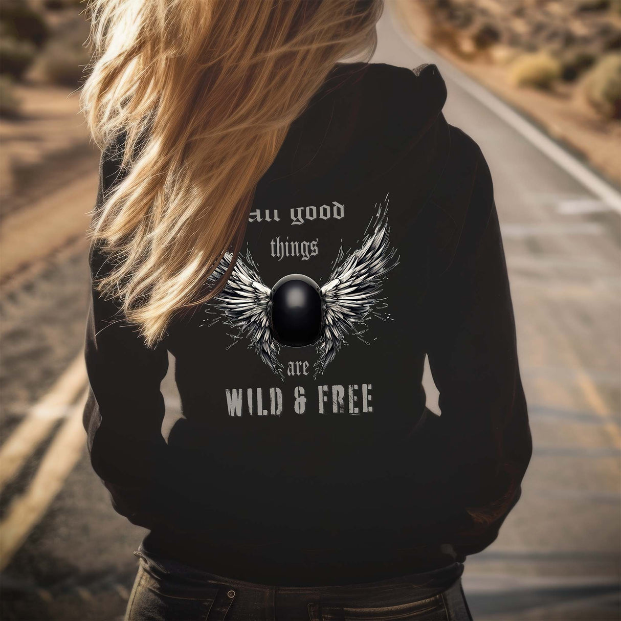 Eine Frau mit einem Hoodie für Motorradfahrerinnen von Wingbikers mit dem Aufdruck, All good things are wild & free - mit Back Print, in schwarz.