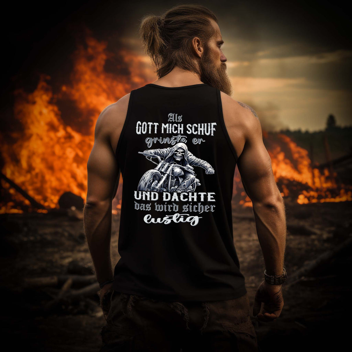 Ein Biker mit einem Tanktop für Motorradfahrer von Wingbikers mit dem Aufdruck, Als Gott mich schuf grinste er und dachte, das wird sicher lustig! mit Back Print, in schwarz.