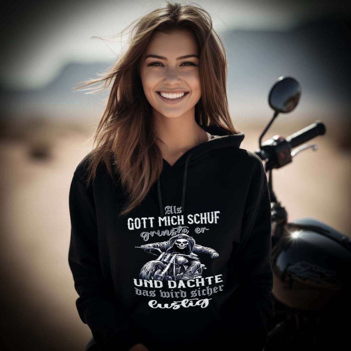 Eine Frau mit einem Hoodie für Motorradfahrerinnen von Wingbikers mit dem Aufdruck, Als Gott mich schuf grinste er und dachte, das wird sicher lustig - in schwarz.