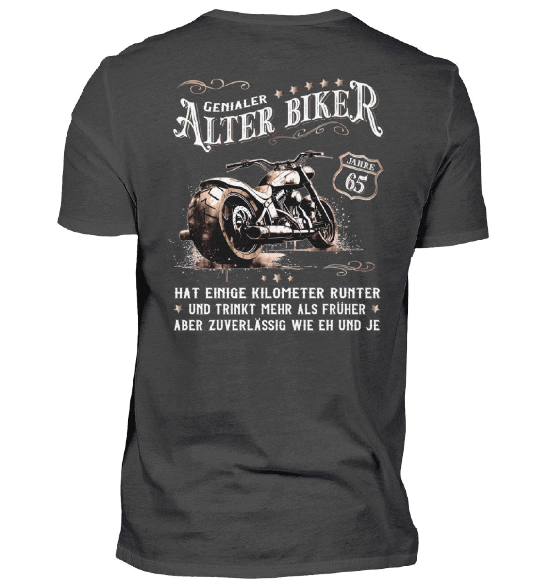 Ein Biker T-Shirt zum Geburtstag für Motorradfahrer von Wingbikers mit dem Aufdruck, Alter Biker - 65 Jahre - Einige Kilometer runter, trinkt mehr - aber zuverlässig wie eh und je - mit Back Print, in graphite.