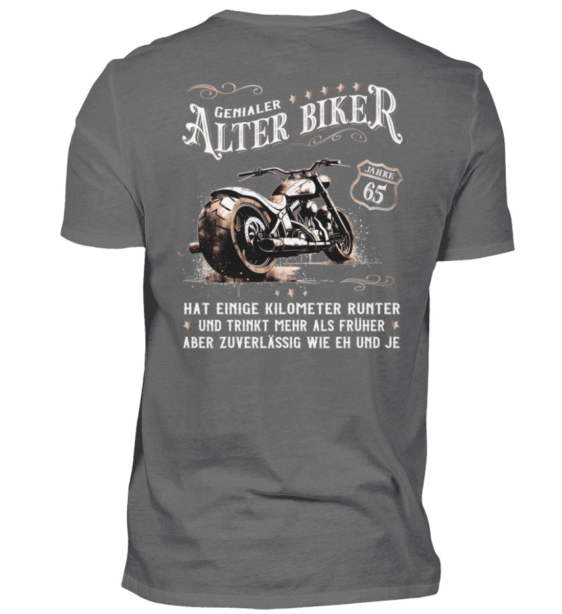 Ein Biker T-Shirt zum Geburtstag für Motorradfahrer von Wingbikers mit dem Aufdruck, Alter Biker - 65 Jahre - Einige Kilometer runter, trinkt mehr - aber zuverlässig wie eh und je - mit Back Print, in grau.