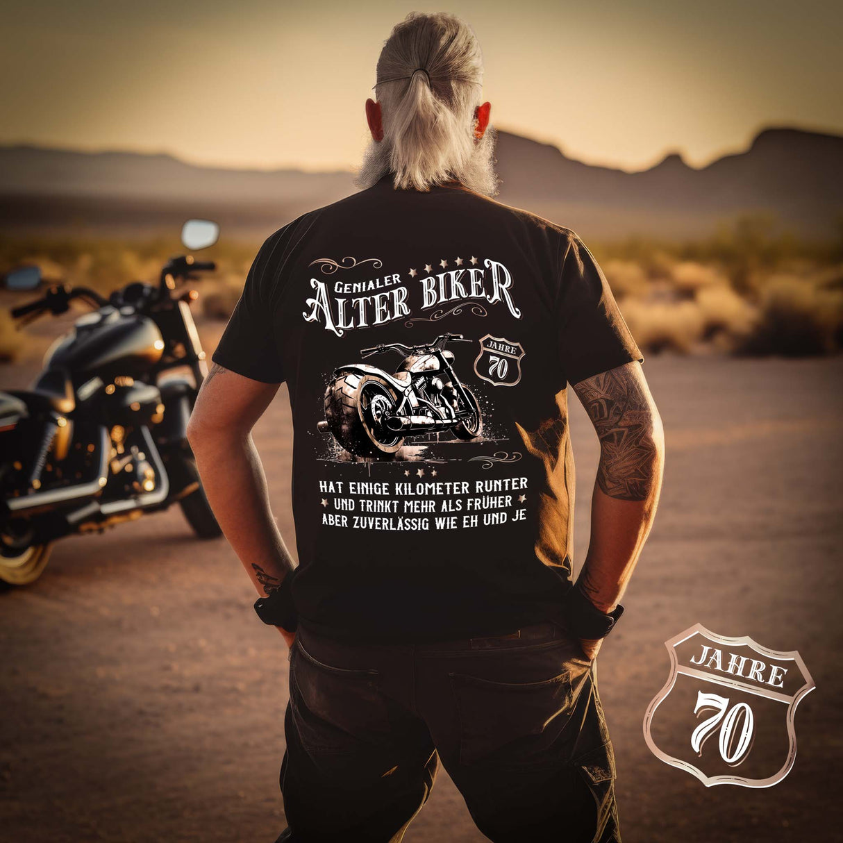 Ein Biker mit einem T-Shirt zum Geburtstag für Motorradfahrer von Wingbikers mit dem Aufdruck, Alter Biker - 70 Jahre - Einige Kilometer runter, trinkt mehr - aber zuverlässig wie eh und je - mit Back Print, in schwarz.