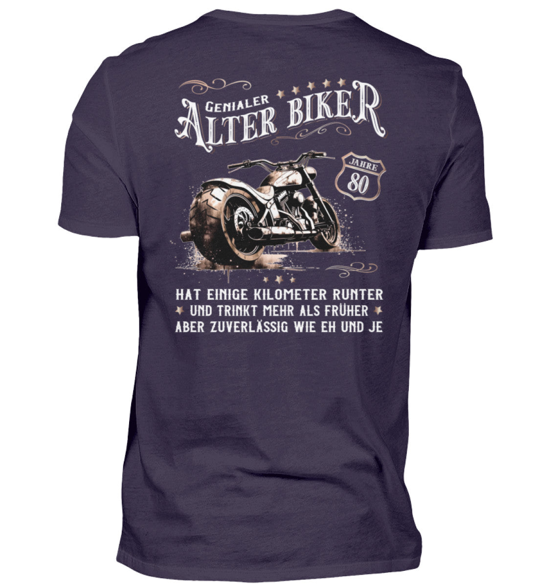 Ein Biker T-Shirt zum Geburtstag für Motorradfahrer von Wingbikers mit dem Aufdruck, Alter Biker - 80 Jahre - Einige Kilometer runter, trinkt mehr - aber zuverlässig wie eh und je - mit Back Print, in aubergine.