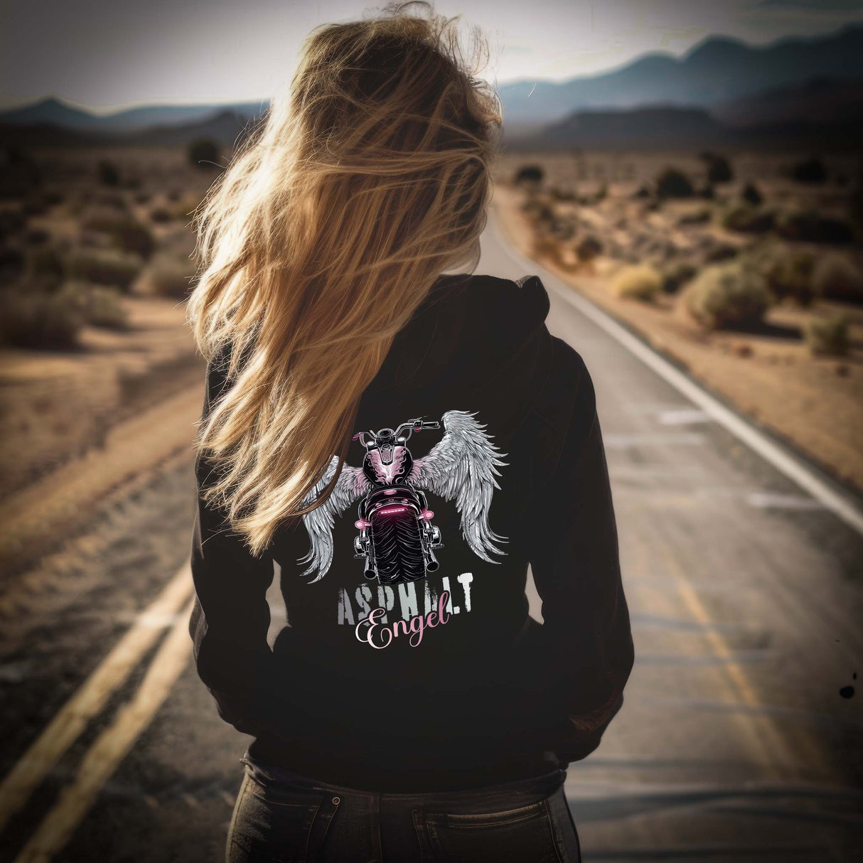 Eine Frau mit einem Hoodie für Motorradfahrerinnen von Wingbikers mit dem Aufdruck, Asphalt Engel - mit Flügeln, als Back Print - in schwarz.