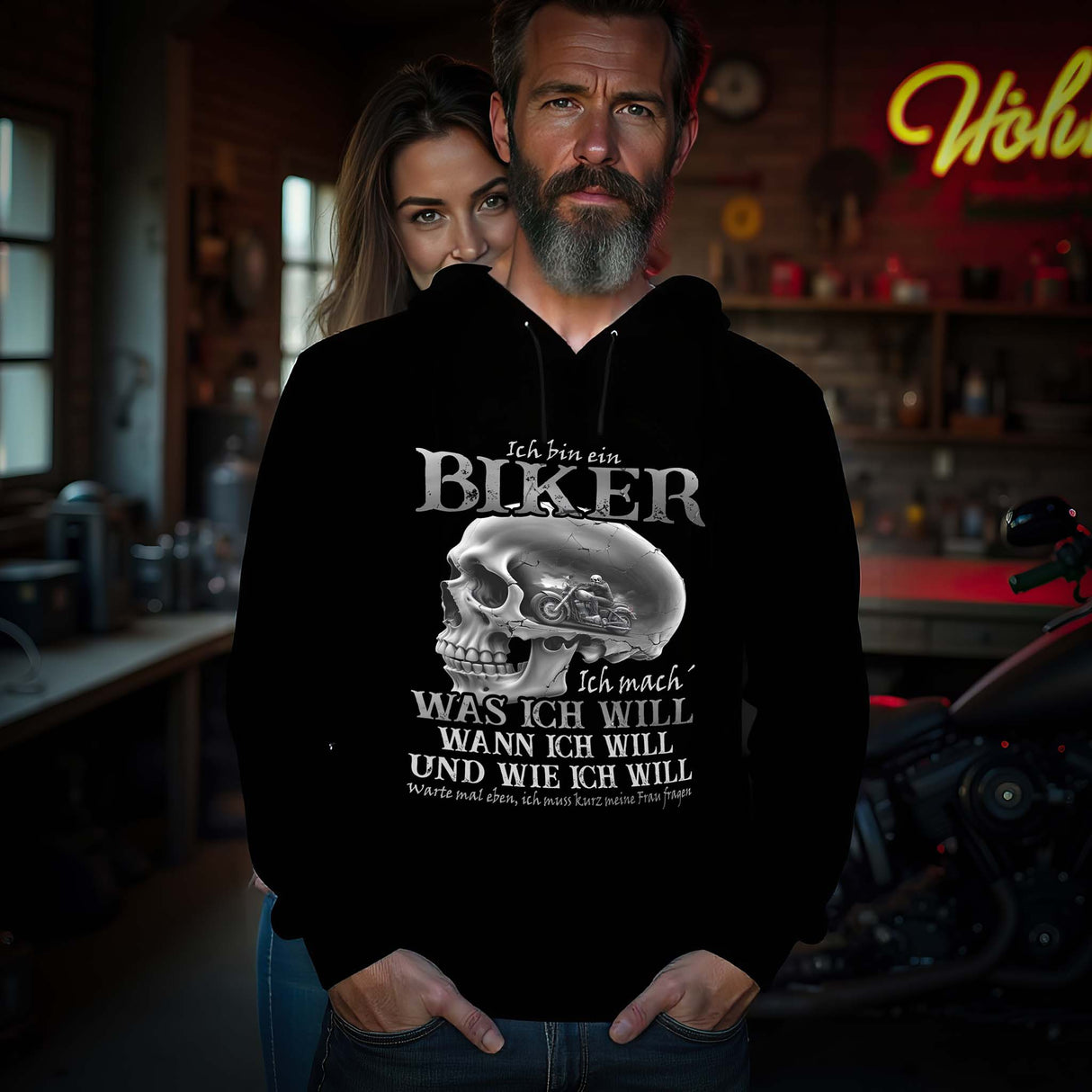 Ein Biker mit einem Hoodie von Wingbikers, mit dem Aufdruck, Ich bin ein Biker. Ich mache was ich will, wann ich will und wie ich will, warte mal eben ich muss kurz meine Frau fragen, in Schwarz.