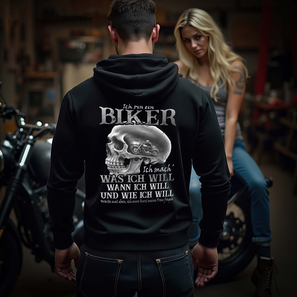 Ein Biker mit einem Hoodie von Wingbikers, mit dem Aufdruck, Ich bin ein Biker. Ich mache was ich will, wann ich will und wie ich will, warte mal eben ich muss kurz meine Frau fragen -mit Back Print, in Schwarz.