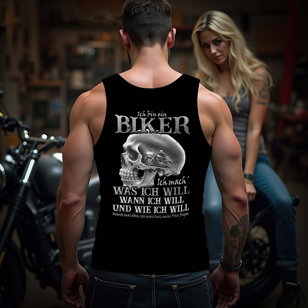 Ein Biker mit einem Tanktop von Wingbikers, mit dem Aufdruck, Ich bin ein Biker. Ich mache was ich will, wann ich will und wie ich will, warte mal eben ich muss kurz meine Frau fragen - mit Backprint, in Schwarz.