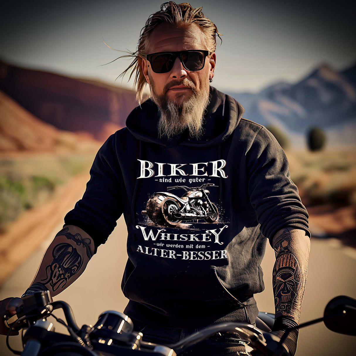 Ein Biker mit einem Hoodie von Wingbikers mit einem vintage Aufdruck, Biker sind wie gute Whiskey - wir werden mit dem Alter besser, in schwarz.
