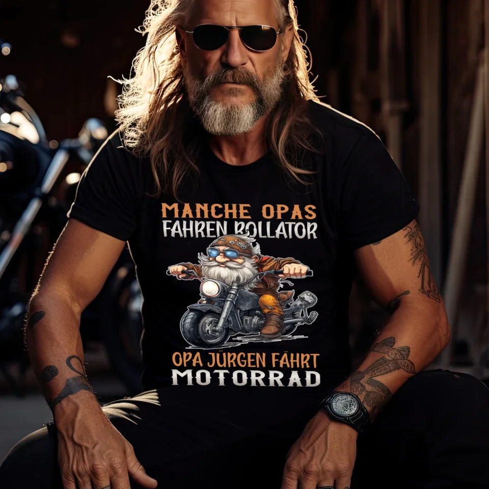 Ein Biker mit einem Motorradshirt mit Namen personalisierbar von WingBikers mit dem Aufdruck, Manche Opas fahren Rollator, Opa ... fährt Motorrad, in schwarz.