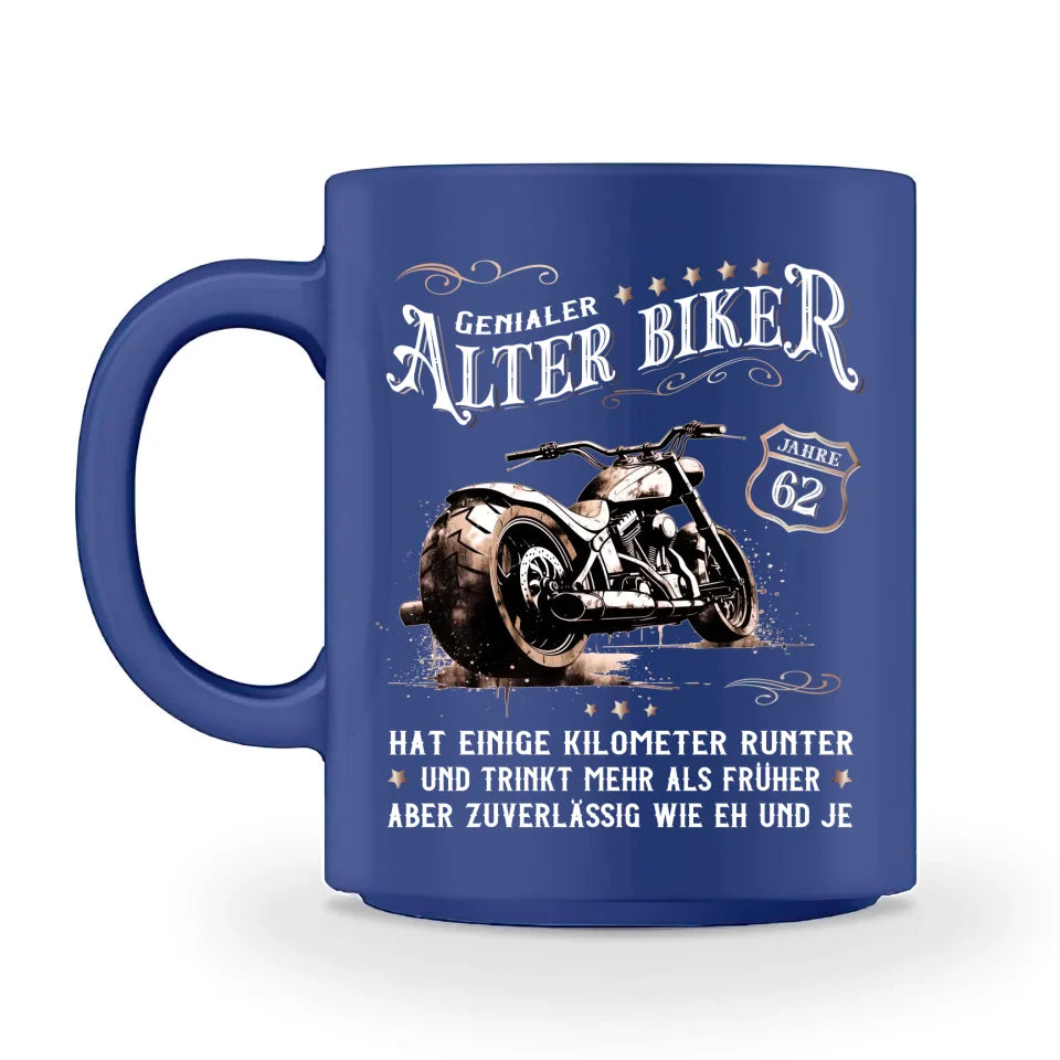 Eine personalisierbare Biker Geburtstags-Tasse für Motorradfahrer, von Wingbikers, mit dem beidseitigen Aufdruck, Genialer Alter Biker - Einige Kilometer runter, trinkt mehr - aber zuverlässig wie eh und je, in blau.