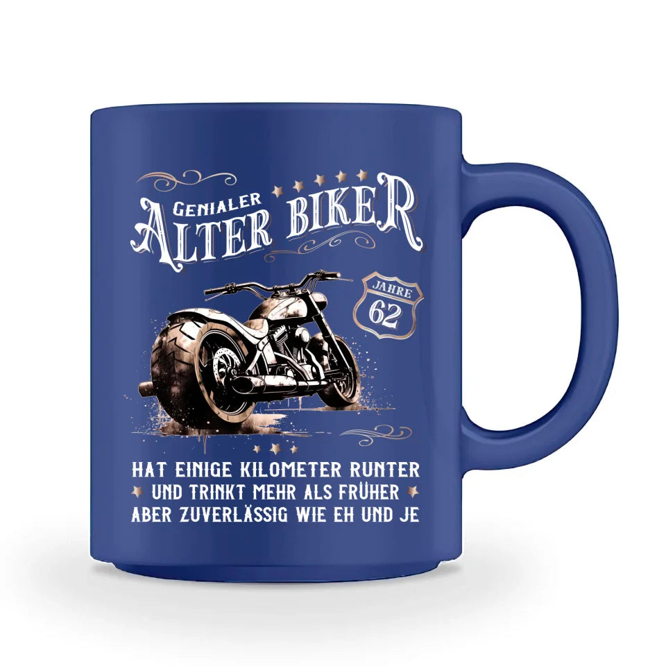 Eine personalisierbare Biker Geburtstags-Tasse für Motorradfahrer, von Wingbikers, mit dem beidseitigen Aufdruck, Genialer Alter Biker - Einige Kilometer runter, trinkt mehr - aber zuverlässig wie eh und je, in blau.