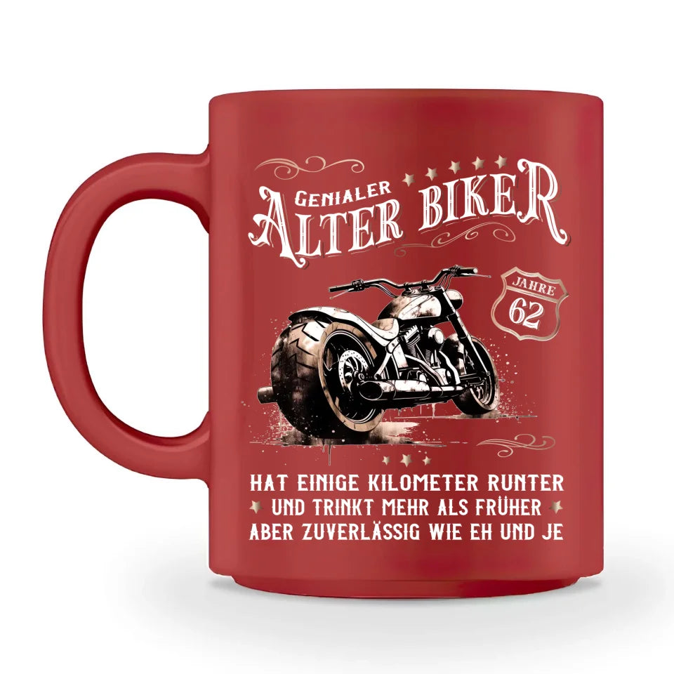 Eine personalisierbare Biker Geburtstags-Tasse für Motorradfahrer, von Wingbikers, mit dem beidseitigen Aufdruck, Genialer Alter Biker - Einige Kilometer runter, trinkt mehr - aber zuverlässig wie eh und je, in rot.