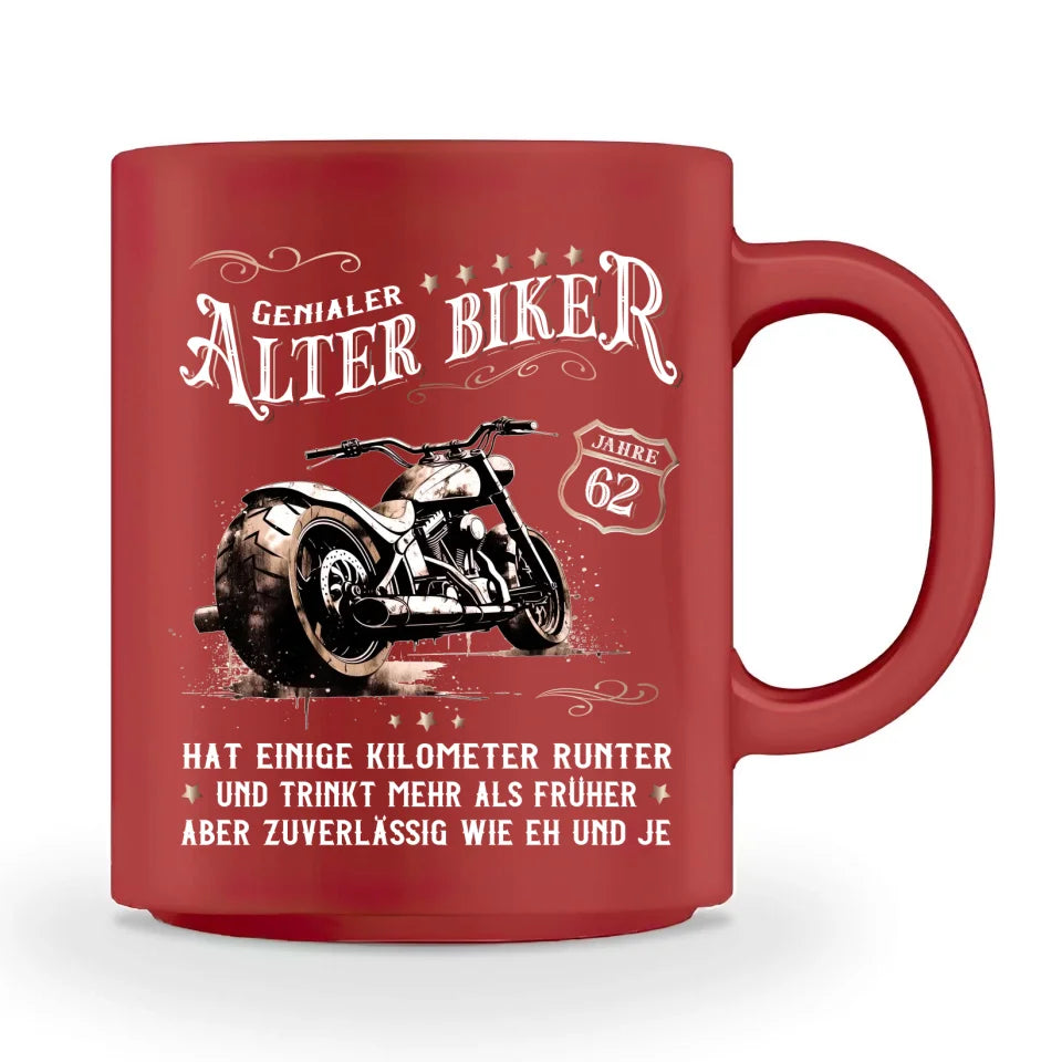 Eine personalisierbare Biker Geburtstags-Tasse für Motorradfahrer, von Wingbikers, mit dem beidseitigen Aufdruck, Genialer Alter Biker - Einige Kilometer runter, trinkt mehr - aber zuverlässig wie eh und je, in rot.