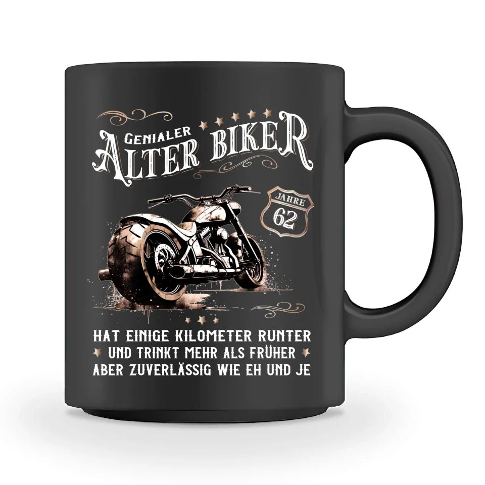 Eine personalisierbare Biker Geburtstags-Tasse für Motorradfahrer, von Wingbikers, mit dem beidseitigen Aufdruck, Genialer Alter Biker - Einige Kilometer runter, trinkt mehr - aber zuverlässig wie eh und je, in schwarz.