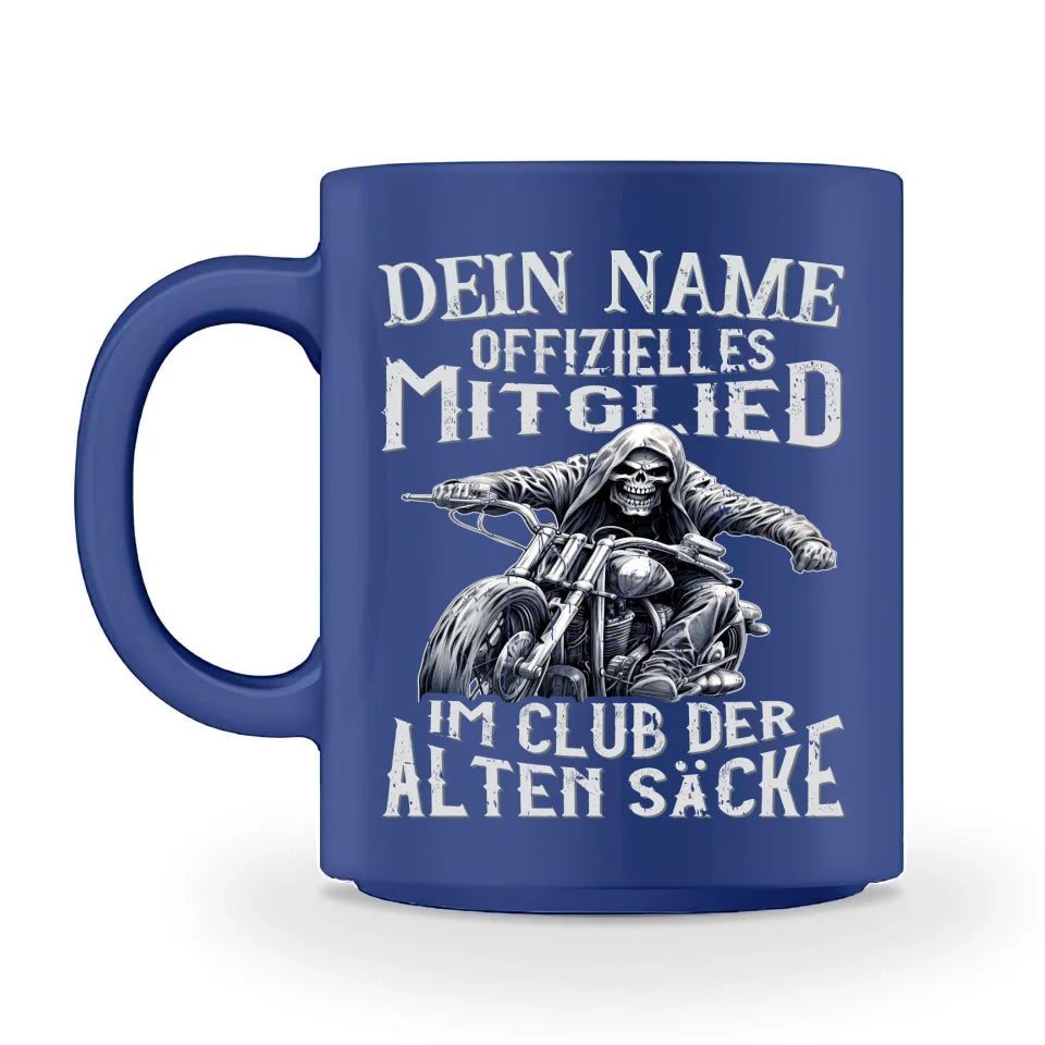 Eine personalisierbare Biker Tasse für Motorradfahrer von Wingbikers mit dem beidseitigen Aufdruck, Offizielles Mitglied im Club der alten Säcke, in blau.
