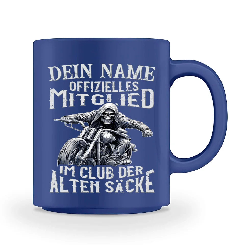 Eine personalisierbare Biker Tasse für Motorradfahrer von Wingbikers mit dem beidseitigen Aufdruck, Offizielles Mitglied im Club der alten Säcke, in blau.