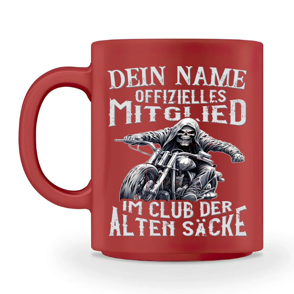 Eine personalisierbare Biker Tasse für Motorradfahrer von Wingbikers mit dem beidseitigen Aufdruck, Offizielles Mitglied im Club der alten Säcke, in rot.