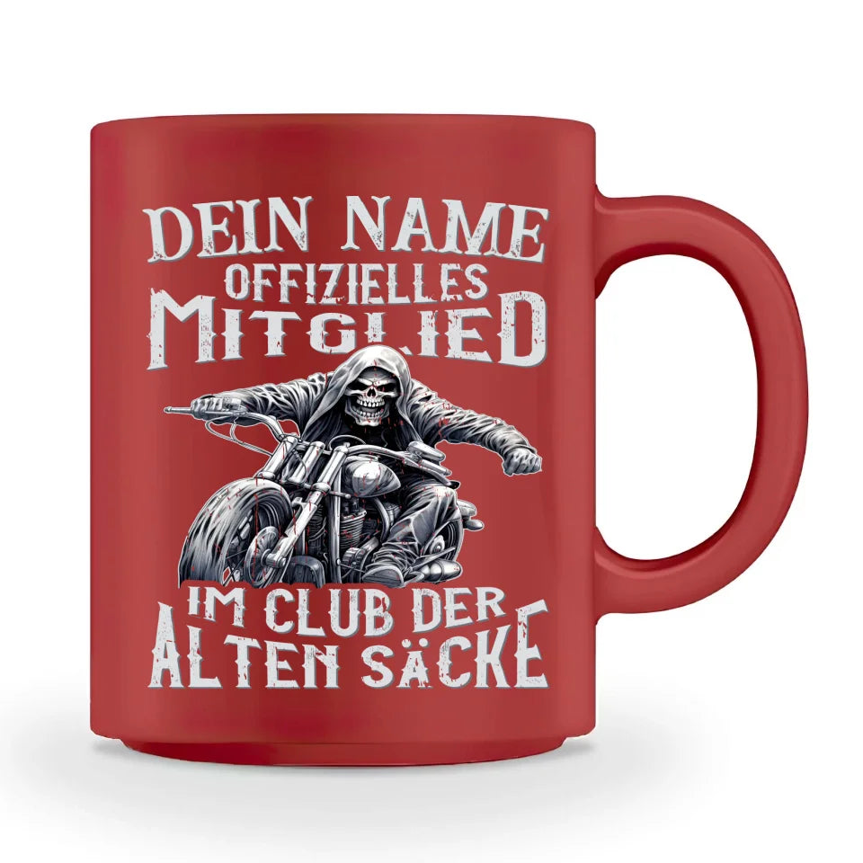 Eine personalisierbare Biker Tasse für Motorradfahrer von Wingbikers mit dem beidseitigen Aufdruck, Offizielles Mitglied im Club der alten Säcke, in rot.