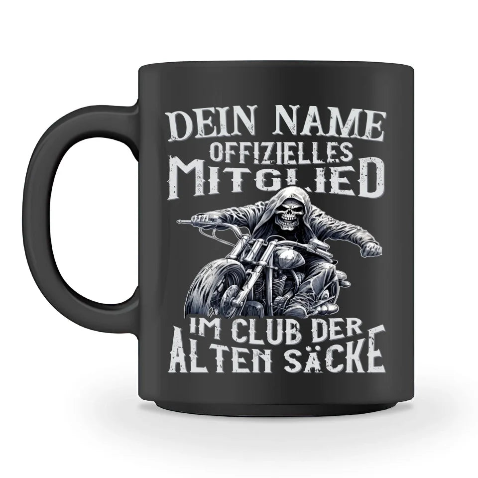 Eine personalisierbare Biker Tasse für Motorradfahrer von Wingbikers mit dem beidseitigen Aufdruck, Offizielles Mitglied im Club der alten Säcke, in schwarz.