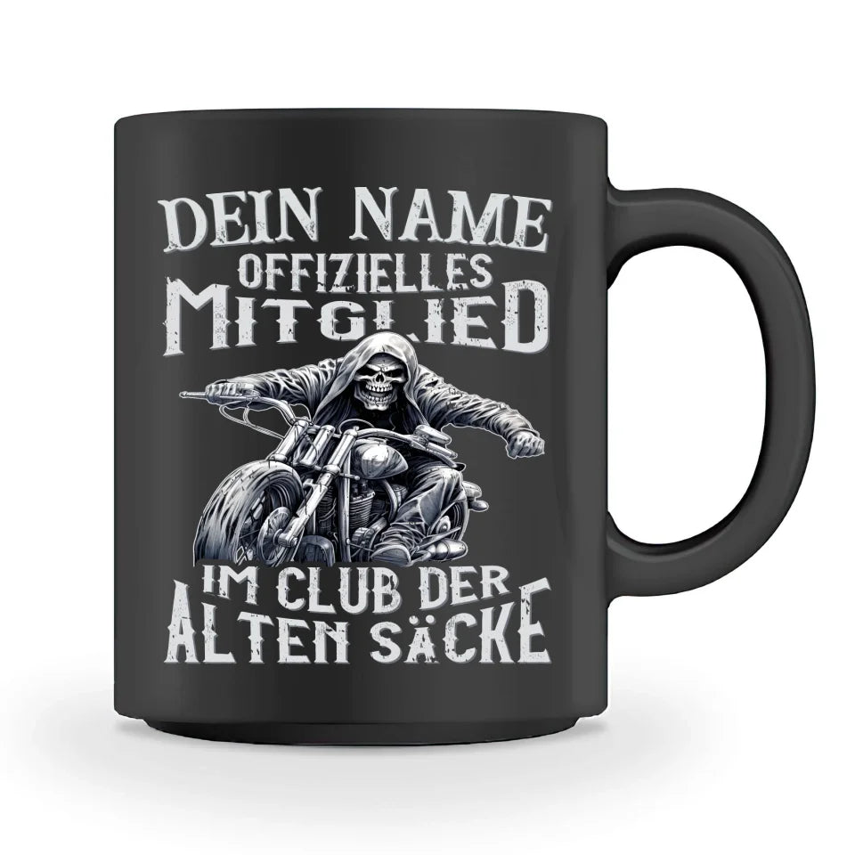 Eine personalisierbare Biker Tasse für Motorradfahrer von Wingbikers mit dem beidseitigen Aufdruck, Offizielles Mitglied im Club der alten Säcke, in schwarz.
