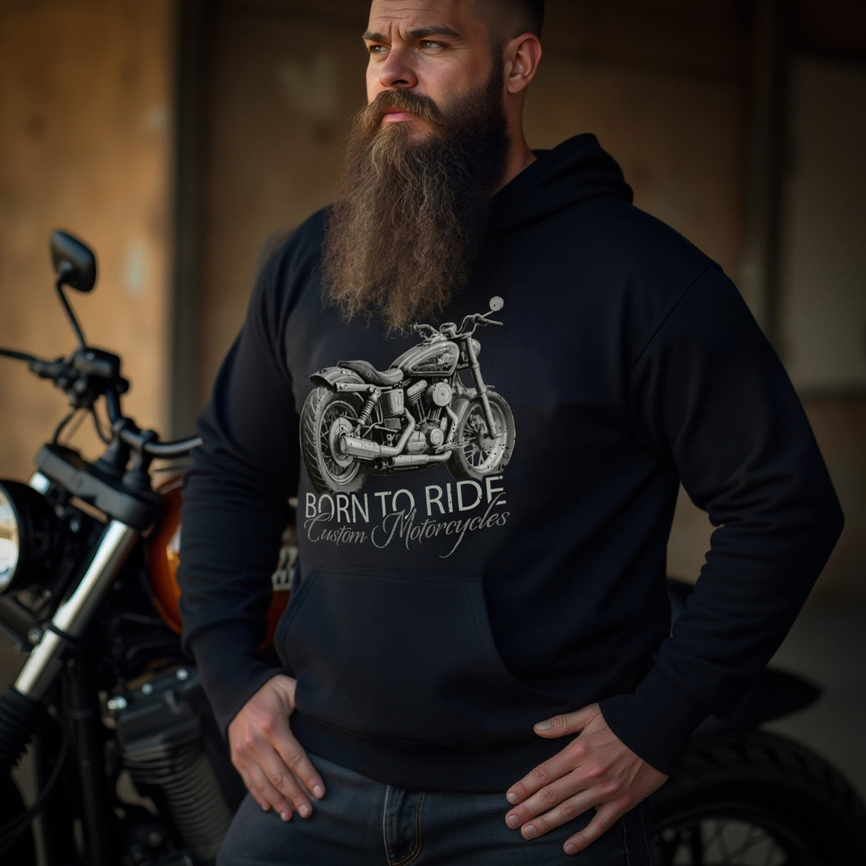 Ein Biker mit einem Hoodie von Wingbikers, mit dem Aufdruck, Born to Ride, in Schwarz.