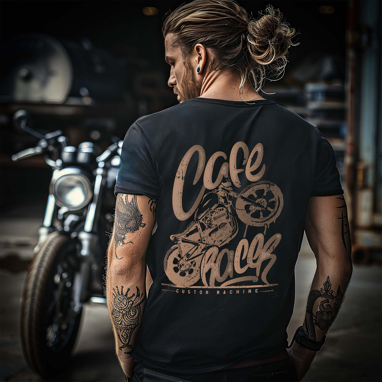 Ein Biker mit einem T-Shirt für Motorradfahrer von Wingbikers mit dem Aufdruck, Café Racer - in einem modernen vintage Look - mit Back Print, in schwarz.