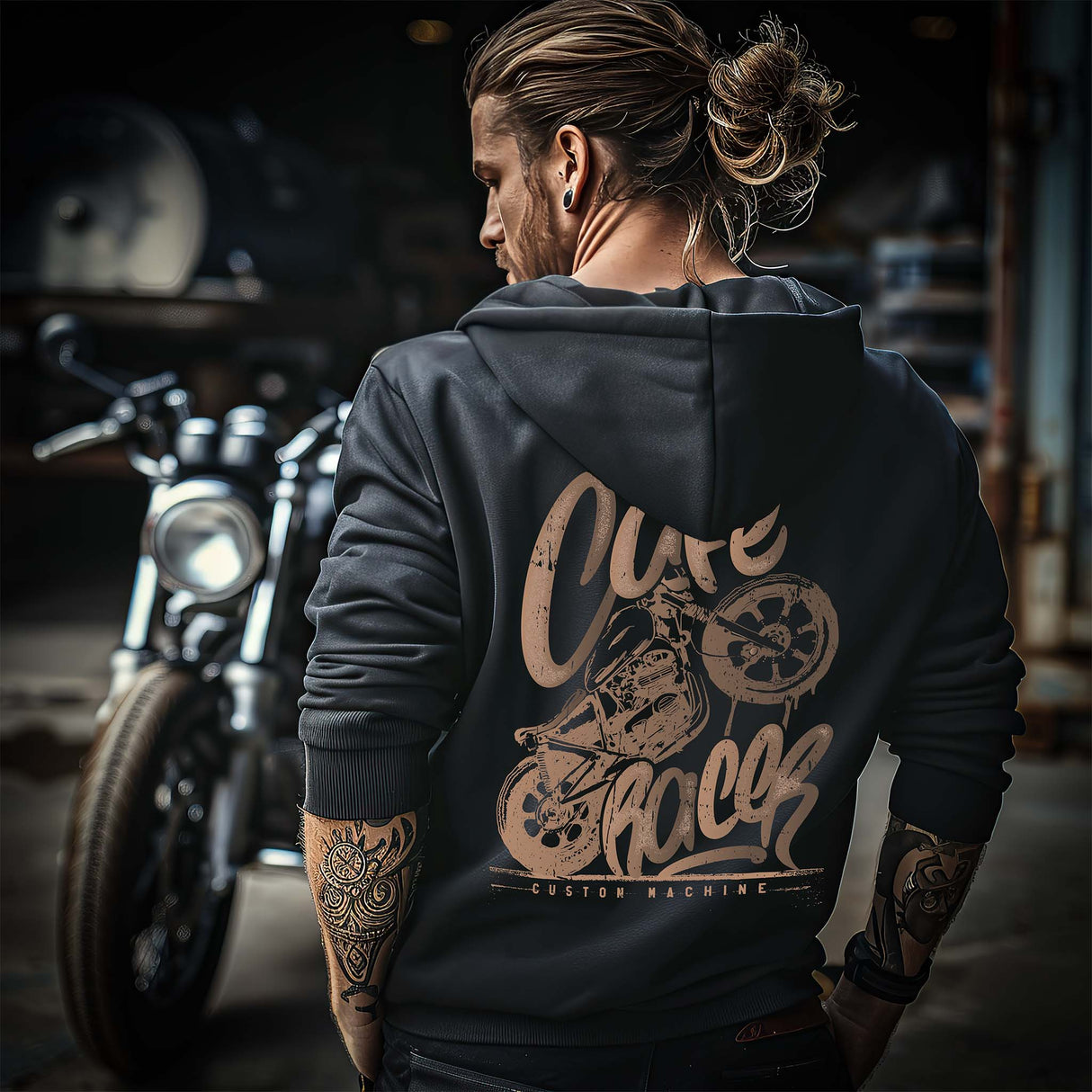 Ein Biker mit einem Zip-Hoodie für Motorradfahrer von Wingbikers mit dem Aufdruck, Café Racer - in einem modernen vintage Look, in schwarz.