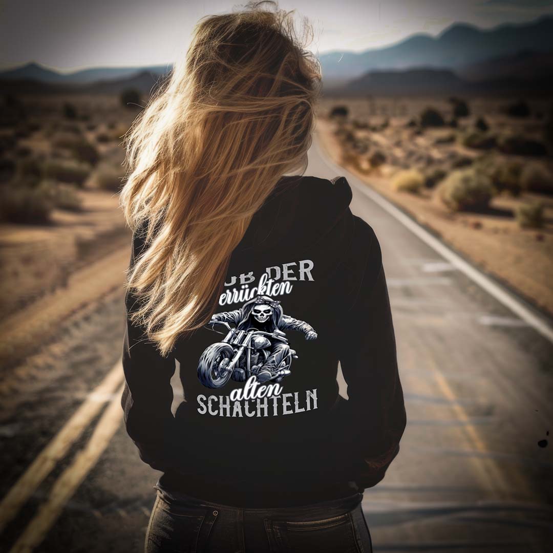 Eine Motorradfahrerin mit einem Hoodie für Frauen, von Wingbikers mit dem Aufdruck, Club der verrückten alten Schachteln - mit Back Print, in schwarz.