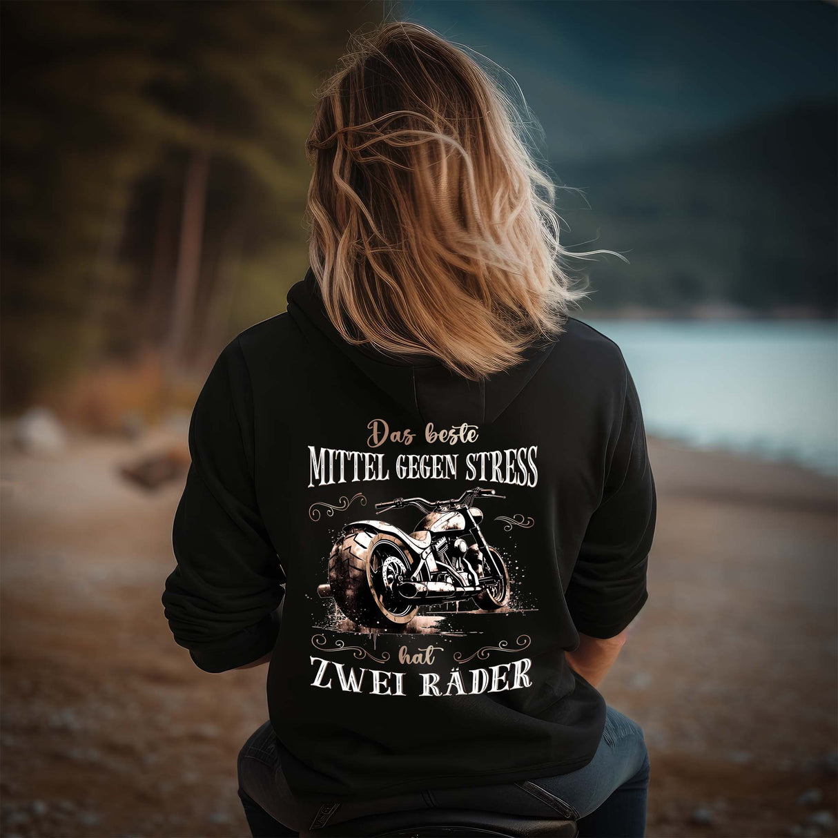 Eine Motorradfahrerin mit einem Hoodie mit Back Print von Wingbikers mit dem Aufdruck, Das beste Mittel gegen Stress hat 2 Räder, in schwarz.