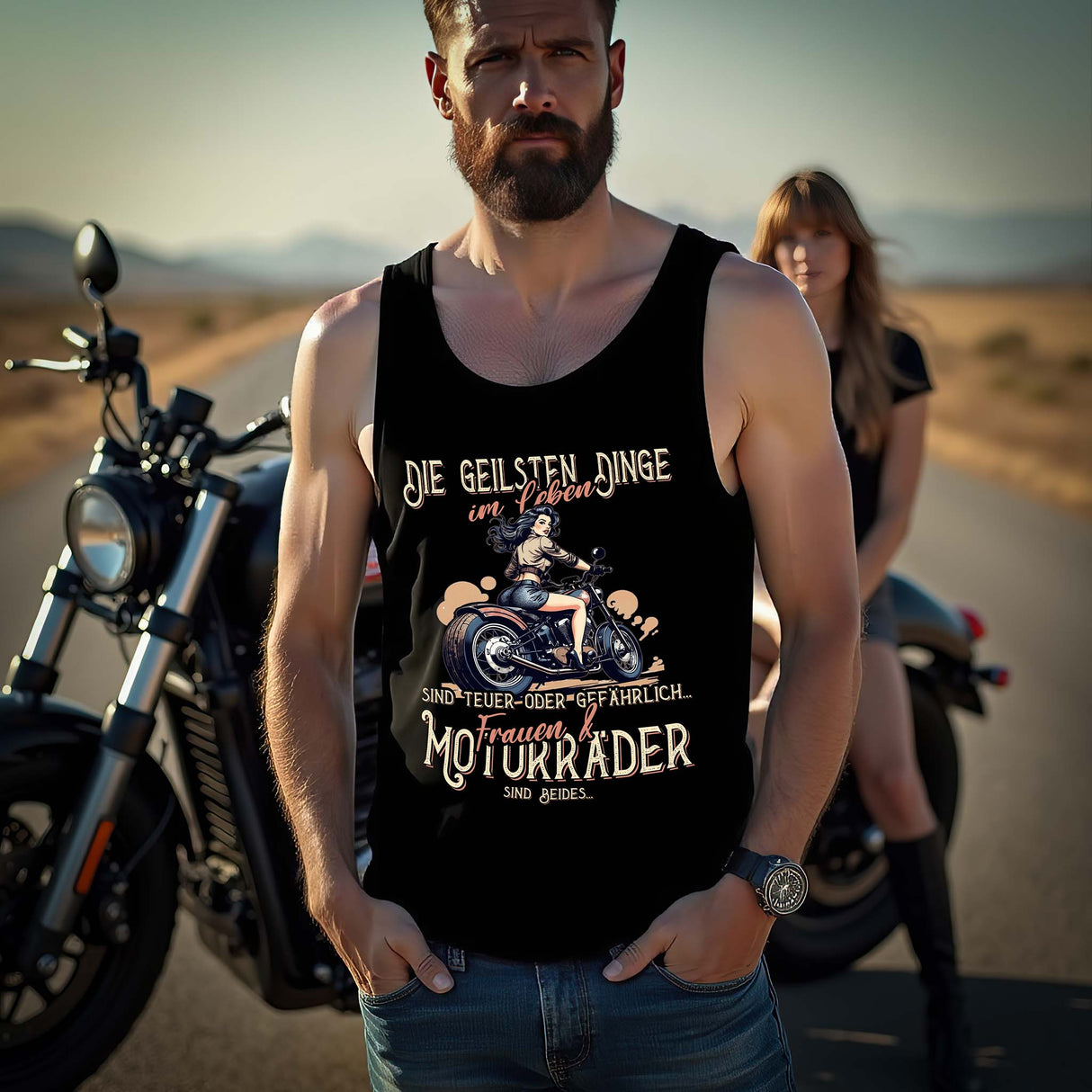 Ein Biker mit einem Tanktop von Wingbikers, mit dem Aufdruck, die geilsten Dinge im Leben sind teuer oder gefährlich - Frauen und Motorräder sind beides, in Schwarz.