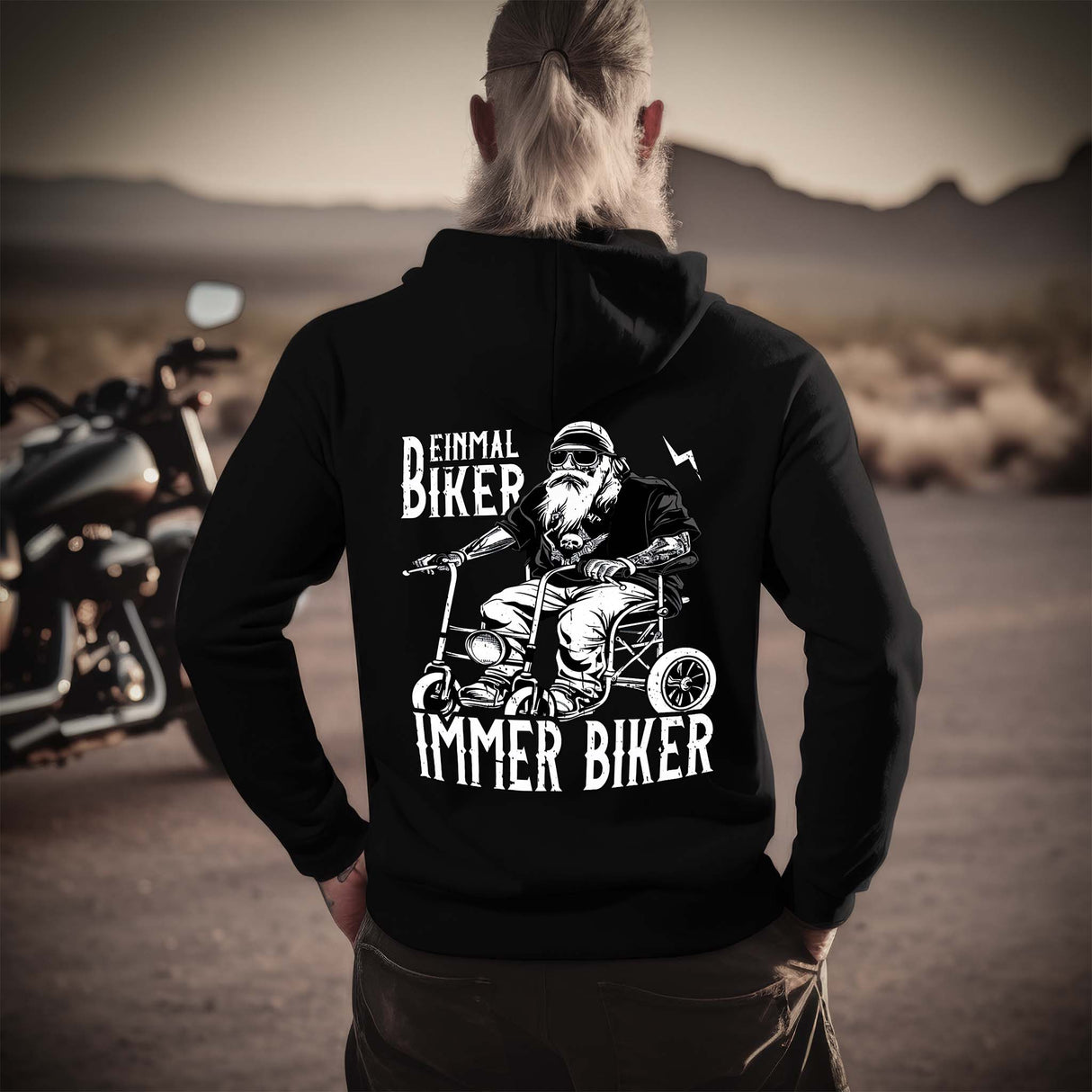 Ein Biker mit einem Zip-Hoodie für Motorradfahrer von Wingbikers mit dem Aufdruck, Einmal Biker - Immer Biker - in schwarz.