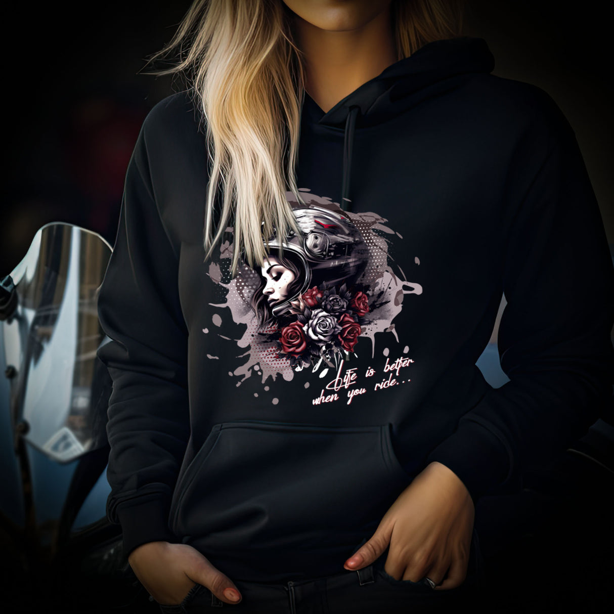 Eine Frau mit einem Hoodie für Motorradfahrerinnen von Wingbikers mit dem Aufdruck, Life Is Better When You Ride, in schwarz.