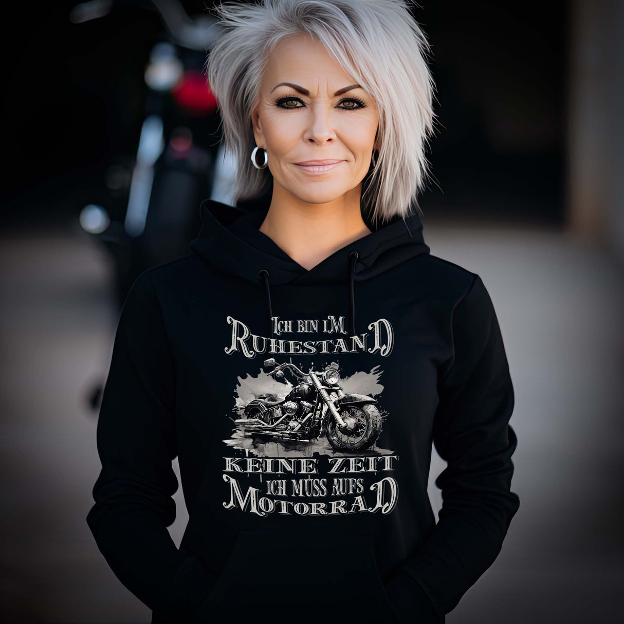 Eine Motorradfahrerin mit einem Hoodie von Wingbikers mit dem Aufdruck, Ich bin im Ruhestand - Keine Zeit - Ich muss aufs Motorrad, in schwarz.