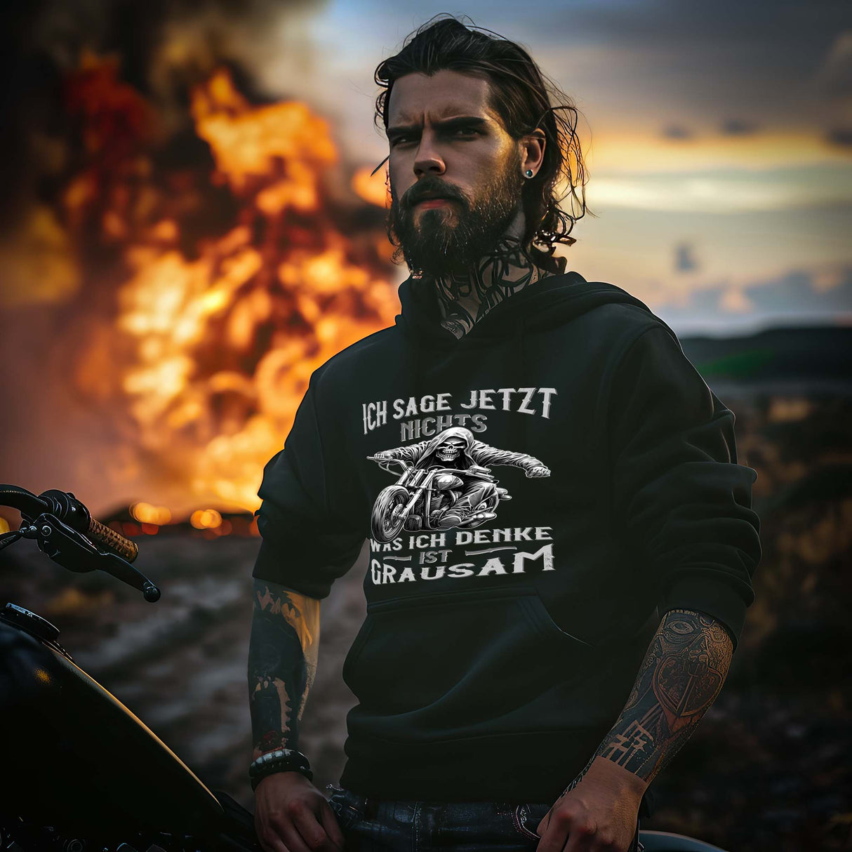 Ein Biker mit einem Hoodie für Motorradfahrer von Wingbikers mit dem Aufdruck, Ich sage jetzt nichts - Was ich denke ist grausam - in schwarz.