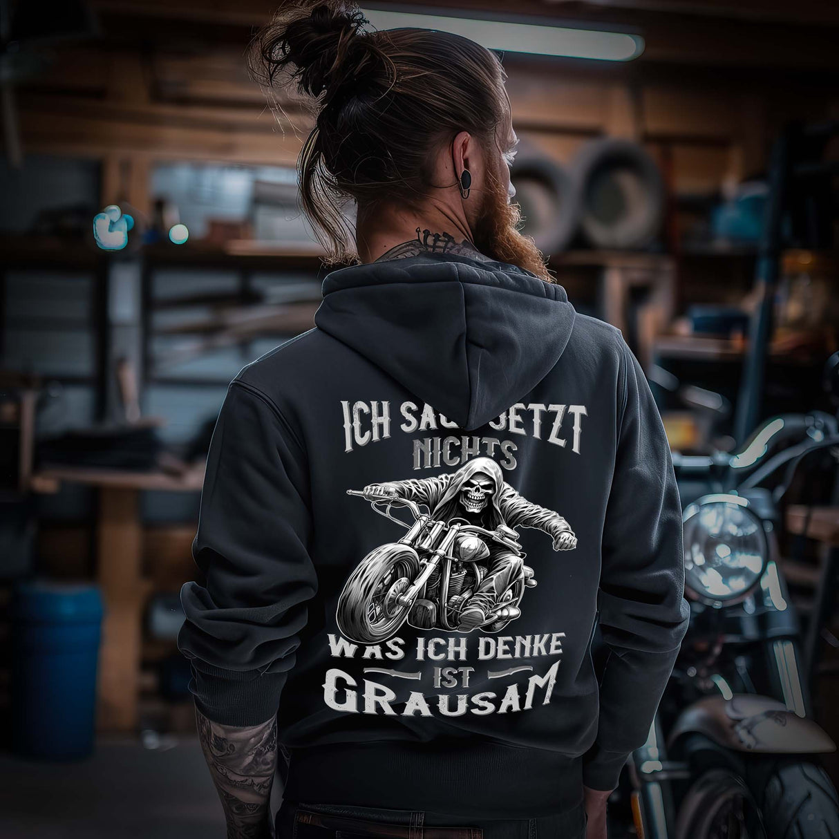 Ein Biker mit einem Hoodie für Motorradfahrer von Wingbikers mit dem Aufdruck, Ich sage jetzt nichts - Was ich denke ist grausam - mit Back Print, in schwarz.