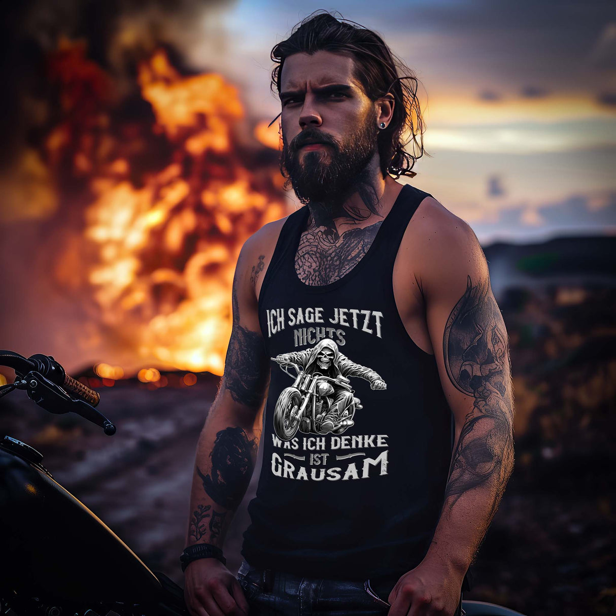 Ein Biker mit einem Tanktop für Motorradfahrer von Wingbikers mit dem Aufdruck, Ich sage jetzt nichts - Was ich denke ist grausam - in schwarz.