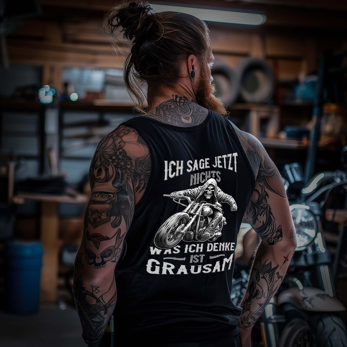Ein Biker mit einem Tanktop für Motorradfahrer von Wingbikers mit dem Aufdruck, Ich sage jetzt nichts - Was ich denke ist grausam - mit Back Print, in schwarz.
