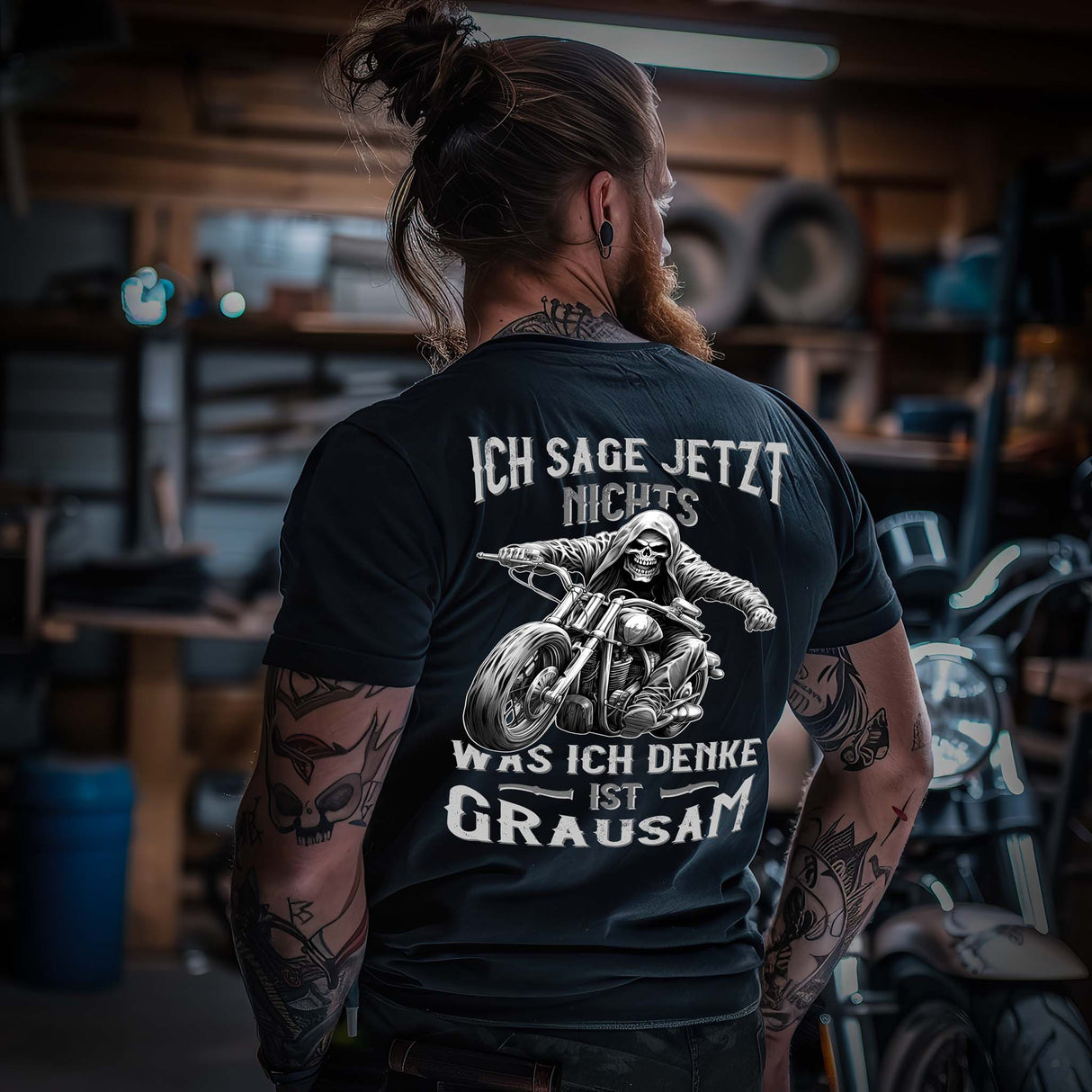 Ein Biker mit einem T-Shirt für Motorradfahrer von Wingbikers mit dem Aufdruck, Ich sage jetzt nichts - Was ich denke ist grausam - mit Back Print, in schwarz.