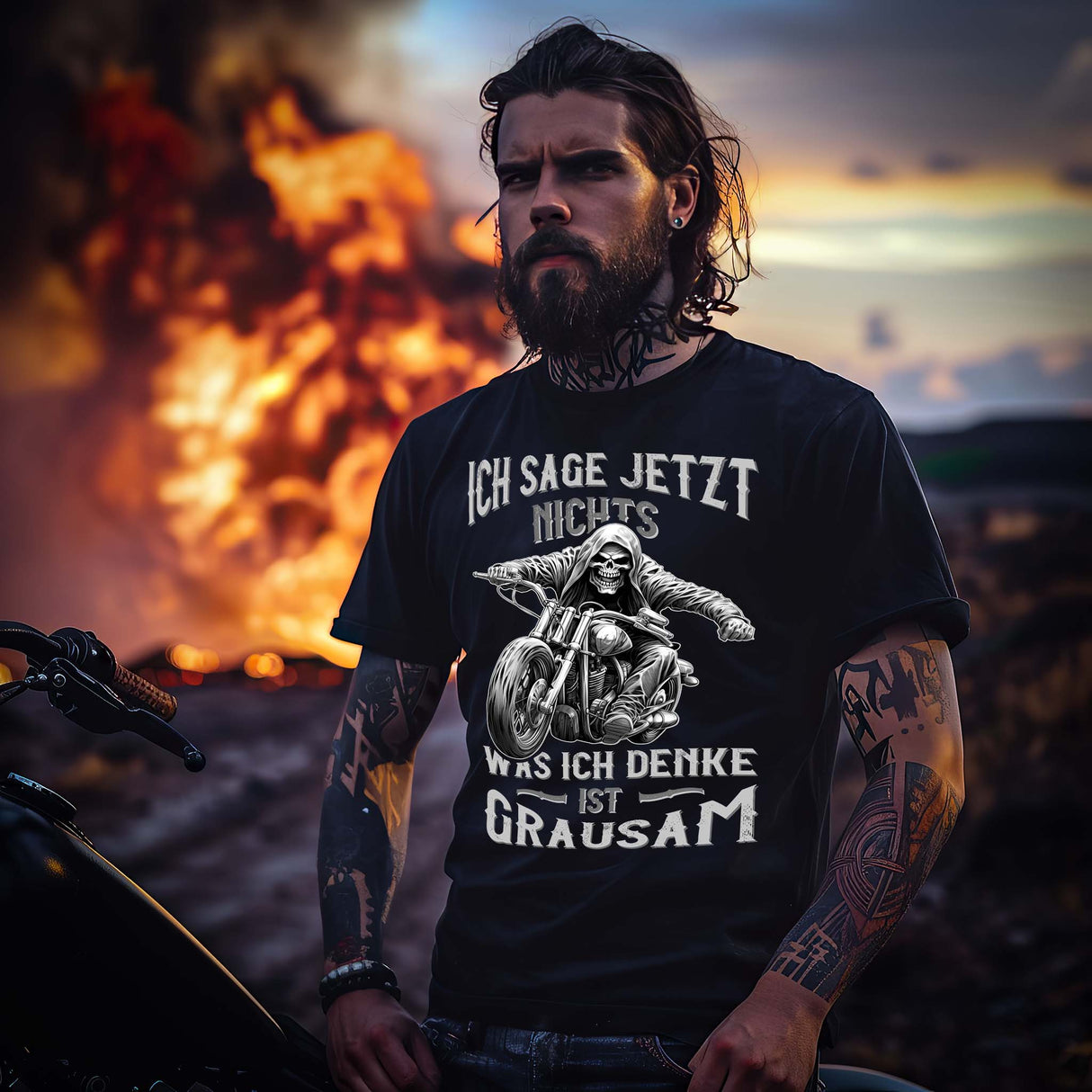 Ein Biker mit einem T-Shirt für Motorradfahrer von Wingbikers mit dem Aufdruck, Ich sage jetzt nichts - Was ich denke ist grausam - in schwarz.