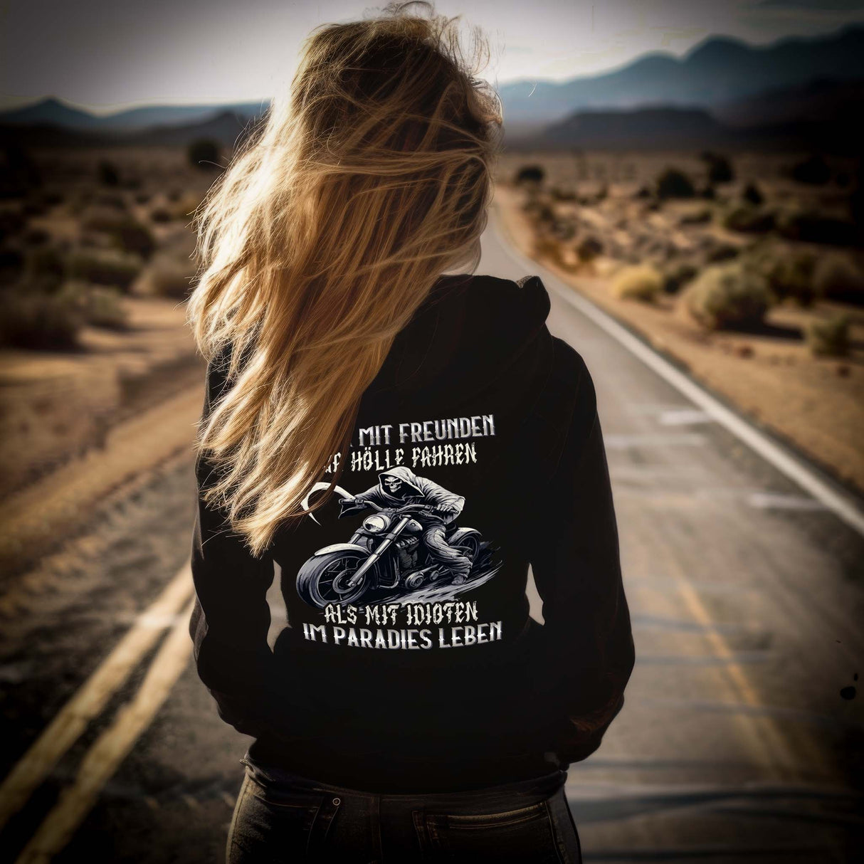 Ein Motorrad Hoodie für Motorradfahrerinnen, von Wingbikers mit dem Aufdruck, Lieber mit Freunden zur Hölle fahren, als mit Idioten im Paradies leben, als Back Print, in schwarz.