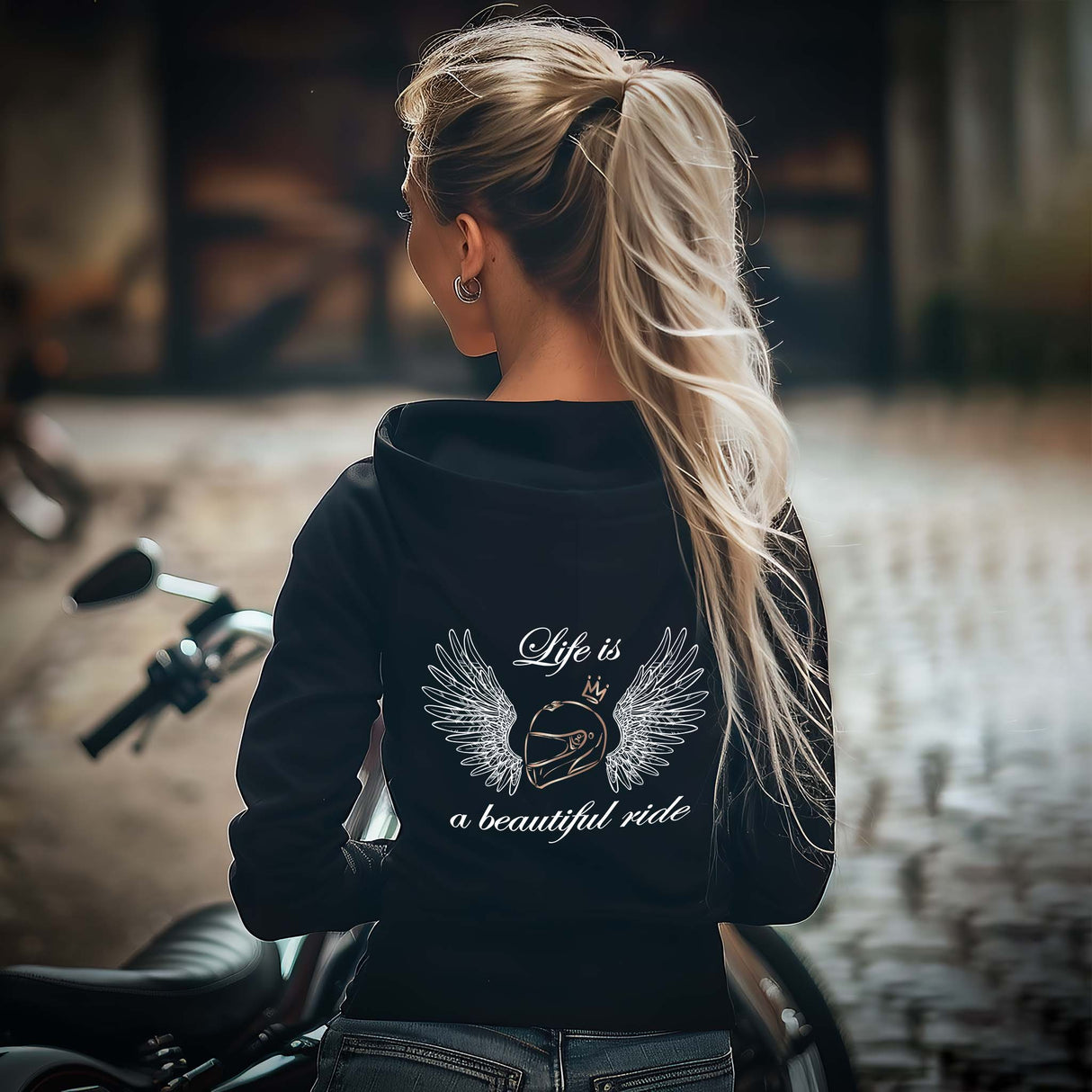 Eine Motorradfahrerin mit einem Zip-Hoodie von Wingbikers mit dem Aufdruck, Life is a Beautiful Ride - leger geschnitten, in schwarz.