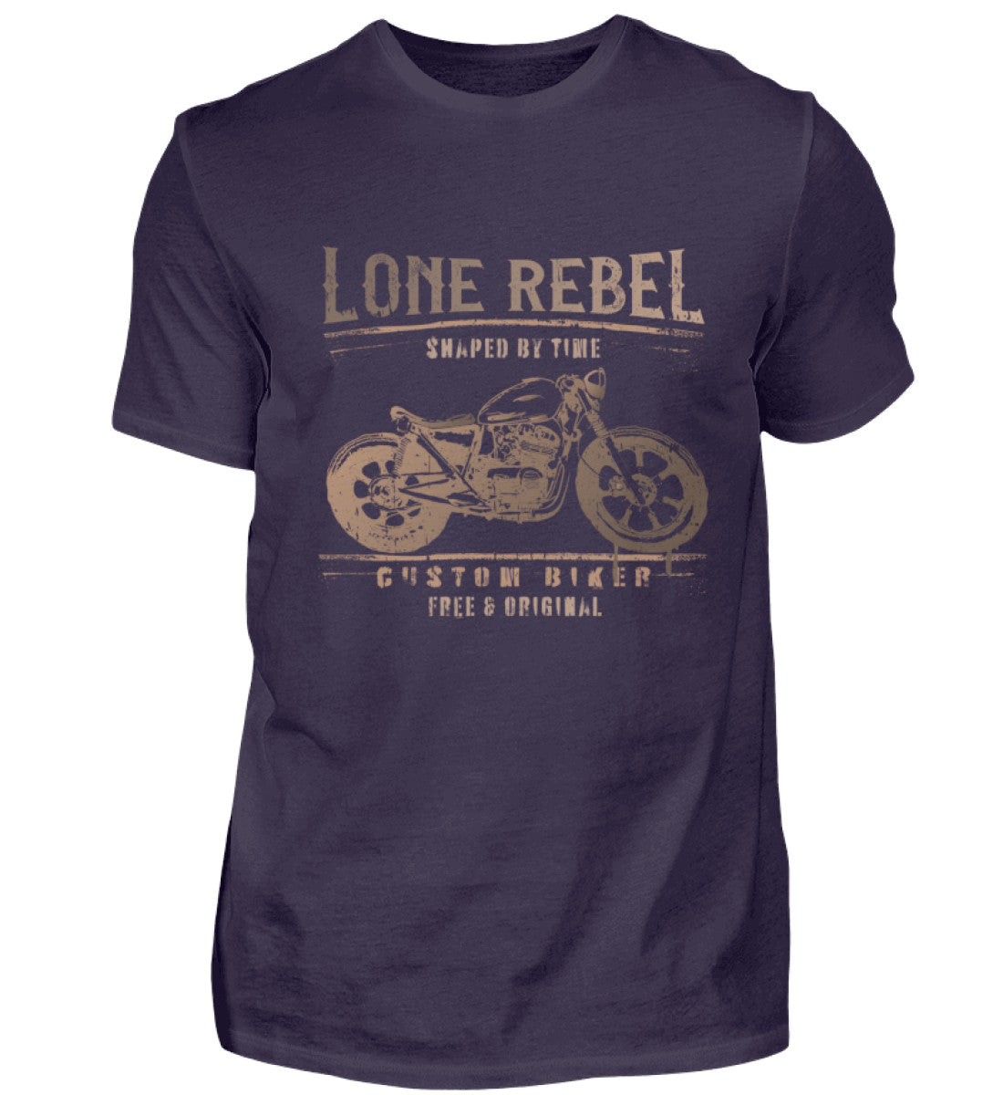 Ein Biker T-Shirt für Motorradfahrer von Wingbikers mit dem Aufdruck, Lone Rebel - Shaped by time - Custom Biker, in aubergine.