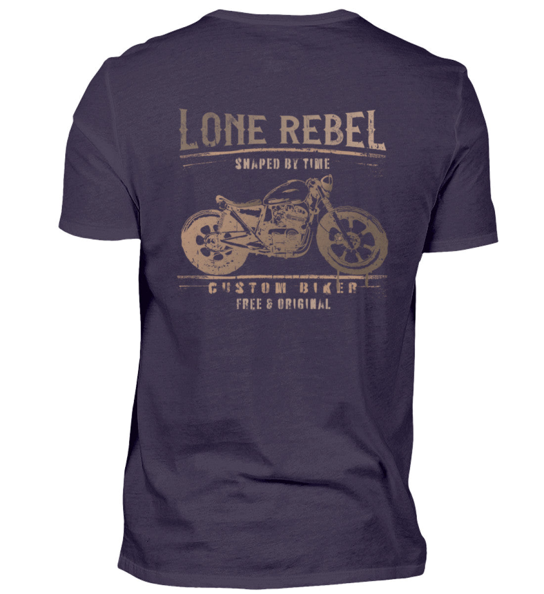 Ein Biker T-Shirt für Motorradfahrer von Wingbikers mit dem Aufdruck, Lone Rebel - Shaped by time - Custom Biker, mit Back Print, in aubergine.