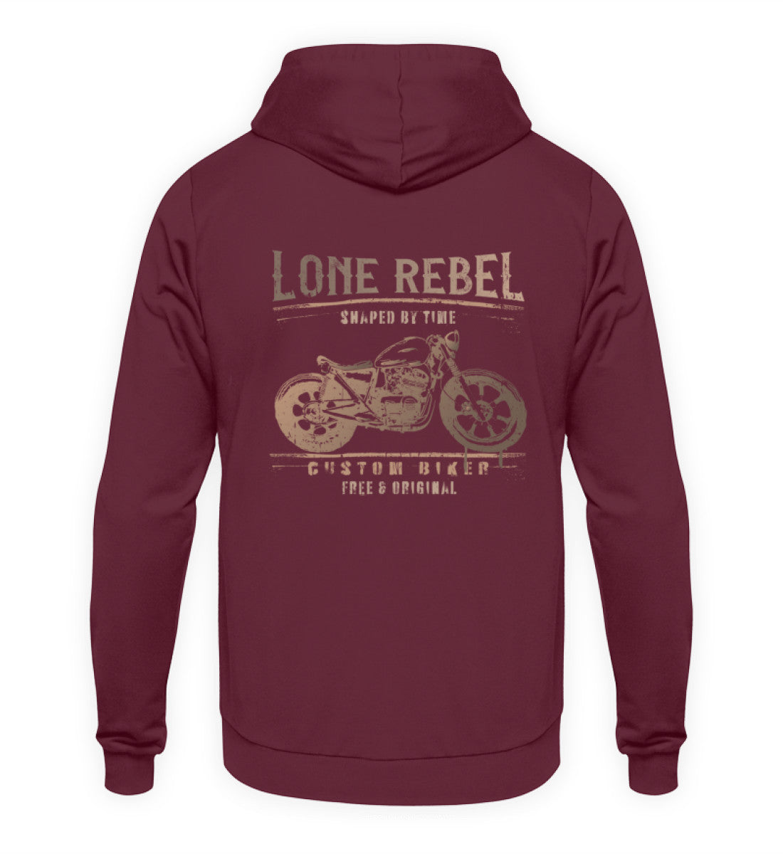 Ein Biker mit einem Hoodie für Motorradfahrer von Wingbikers mit dem Aufdruck, Lone Rebel - Shaped by time - Custom Biker, mit Back Print, in burgunder.