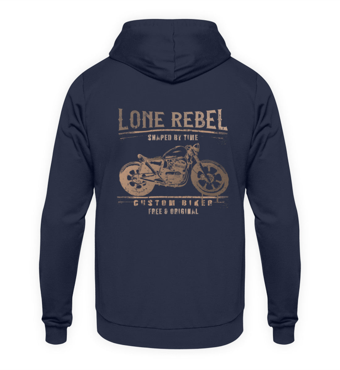 Ein Biker mit einem Hoodie für Motorradfahrer von Wingbikers mit dem Aufdruck, Lone Rebel - Shaped by time - Custom Biker, mit Back Print, in navy.