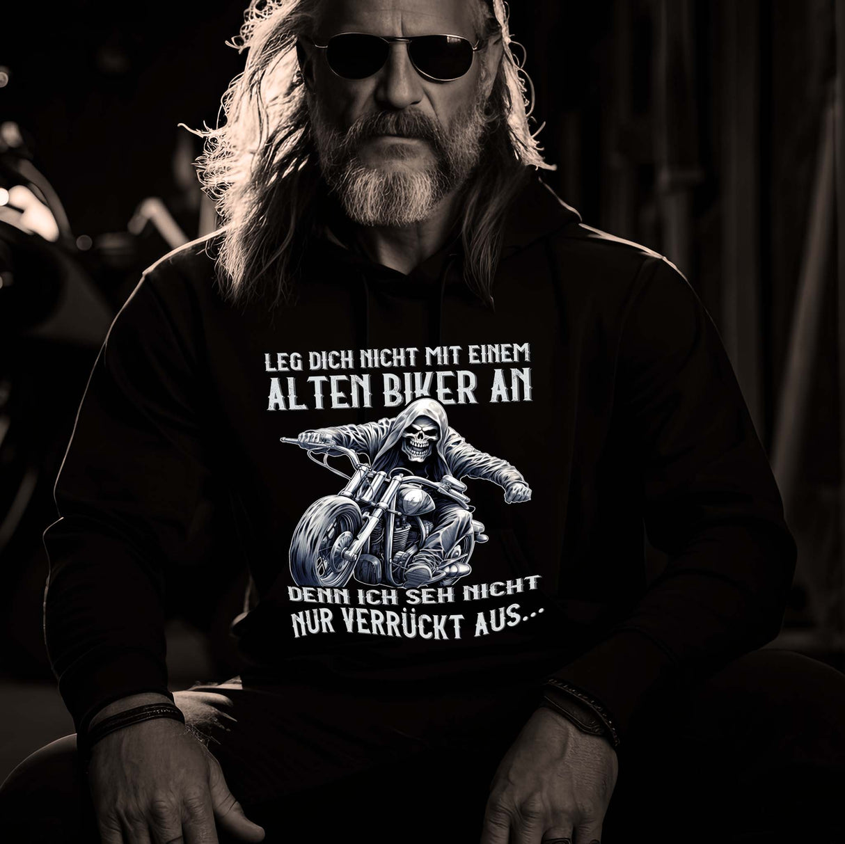 Leg dich nicht mit einem alten Biker an, denn ich seh nicht nur verrückt aus... - Biker Kapuzenpullover Hoodie