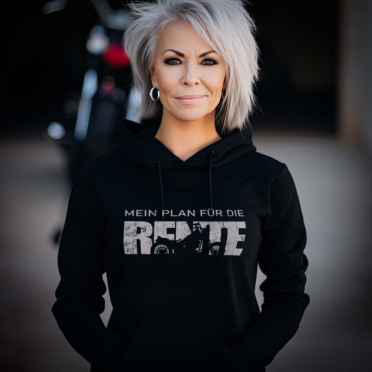 Eine Motorradfahrerin mit einem Hoodie von Wingbikers mit dem Aufdruck, Mein Plan für die Rente - in schwarz.