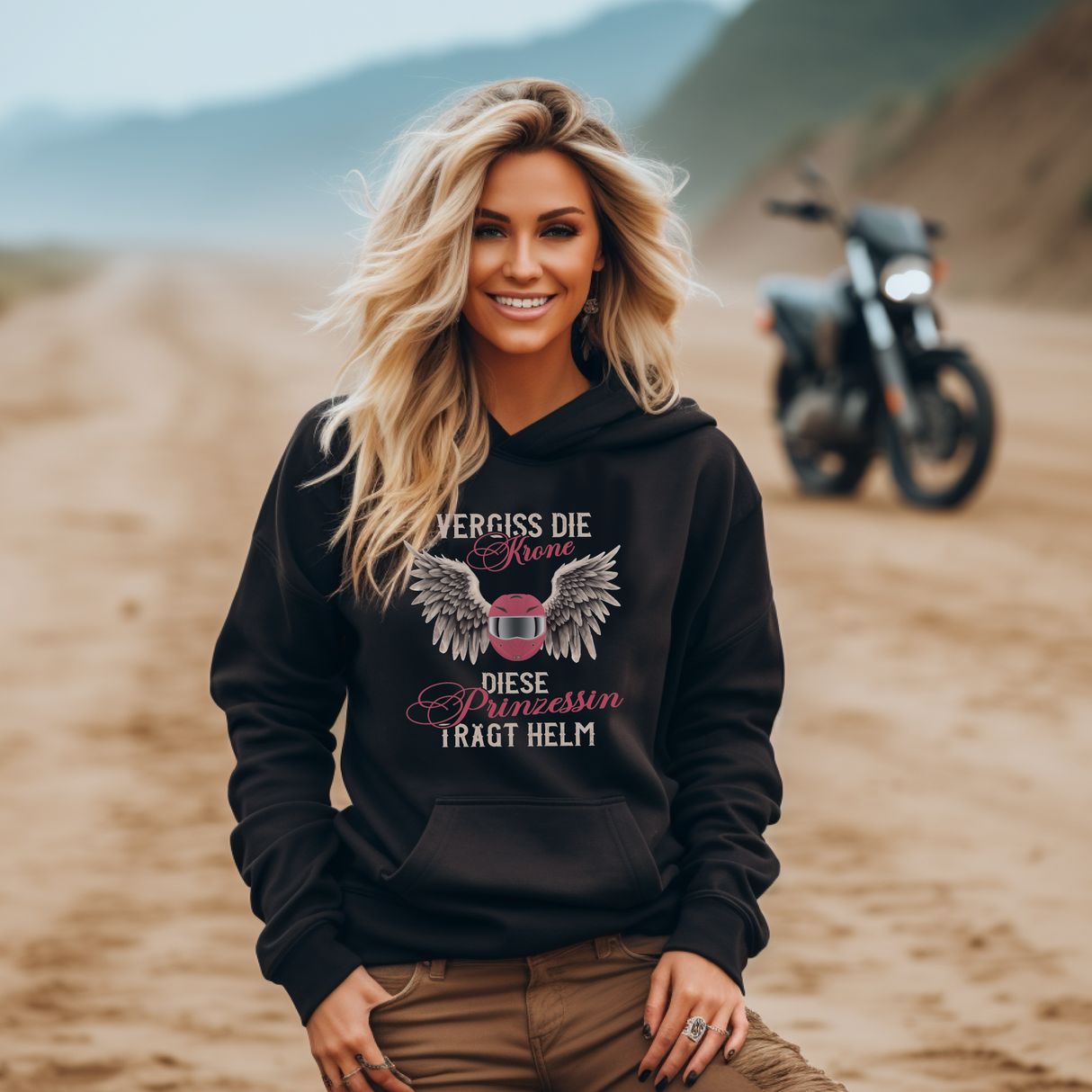 Eine Frau mit einem Motorrad Hoodie von Wingbikers mit dem Aufdruck, Vergiss die Krone - Diese Prinzessin trägt Helm, in schwarz.