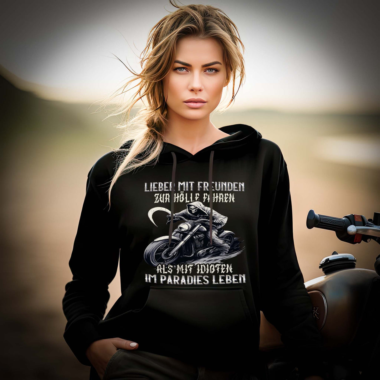 Eine Motorradfahrerin mit einem Hoodie von Wingbikers, mit dem Aufdruck, Lieber mit Freunden zur Hölle fahren, als mit Idioten im Paradies leben, in schwarz.