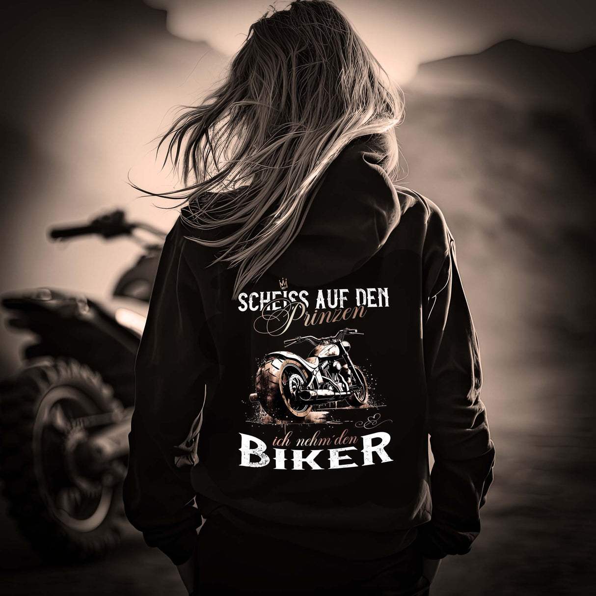 Eine Frau mit einem Hoodie für Motorradfahrer von Wingbikers mit dem Aufdruck, Scheiß auf den Prinzen, ich nehm' den Biker - mit Back Print, in schwarz.